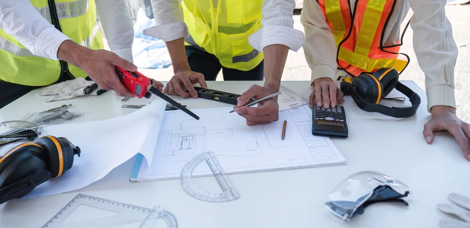 L'équipe du génie civil se réunit pour planifier les travaux de construction dans la zone de construction Foreman, directeur de projet industriel, ingénieur travaillant en équipe Équipe professionnelle dans l'industrie asiatique